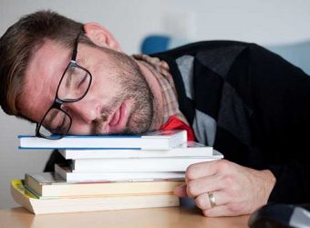 Dormir menos de seis horas por noche puede aumentar el riesgo de enfermedad cardiovascular, dice un estudio