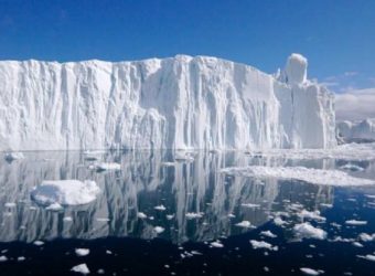 El hielo de Groenlandia se está derritiendo más rápido de lo que pensaban los científicos y las implicaciones son graves