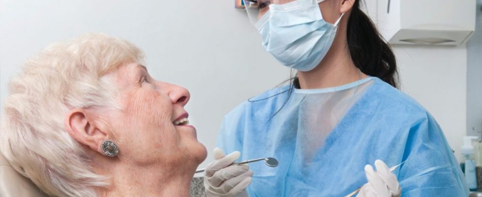 Es posible que finalmente sepamos una causa para el Alzheimer y es posible que desees hablar con su dentista